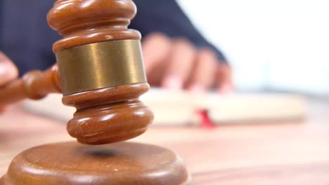 el martillo del juez en la sala del tribunal