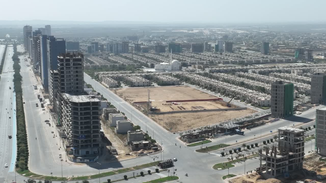 vista aérea de la urbanización de la ciudad de bahria en karachi detrás de los nuevos apartamentos que se están construyendo en karachi