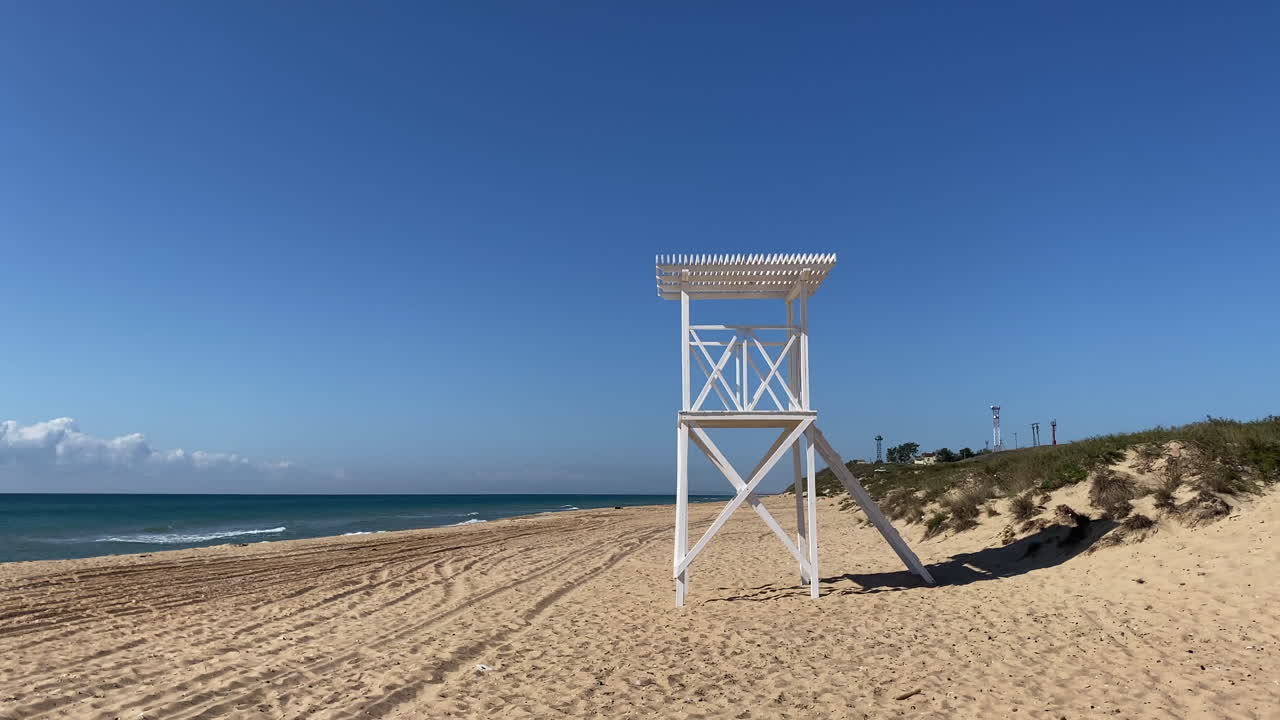 구명관 탑 이 있는 해변 장면