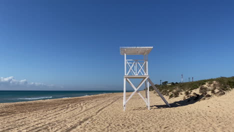 escena de playa con la torre de salvavidas