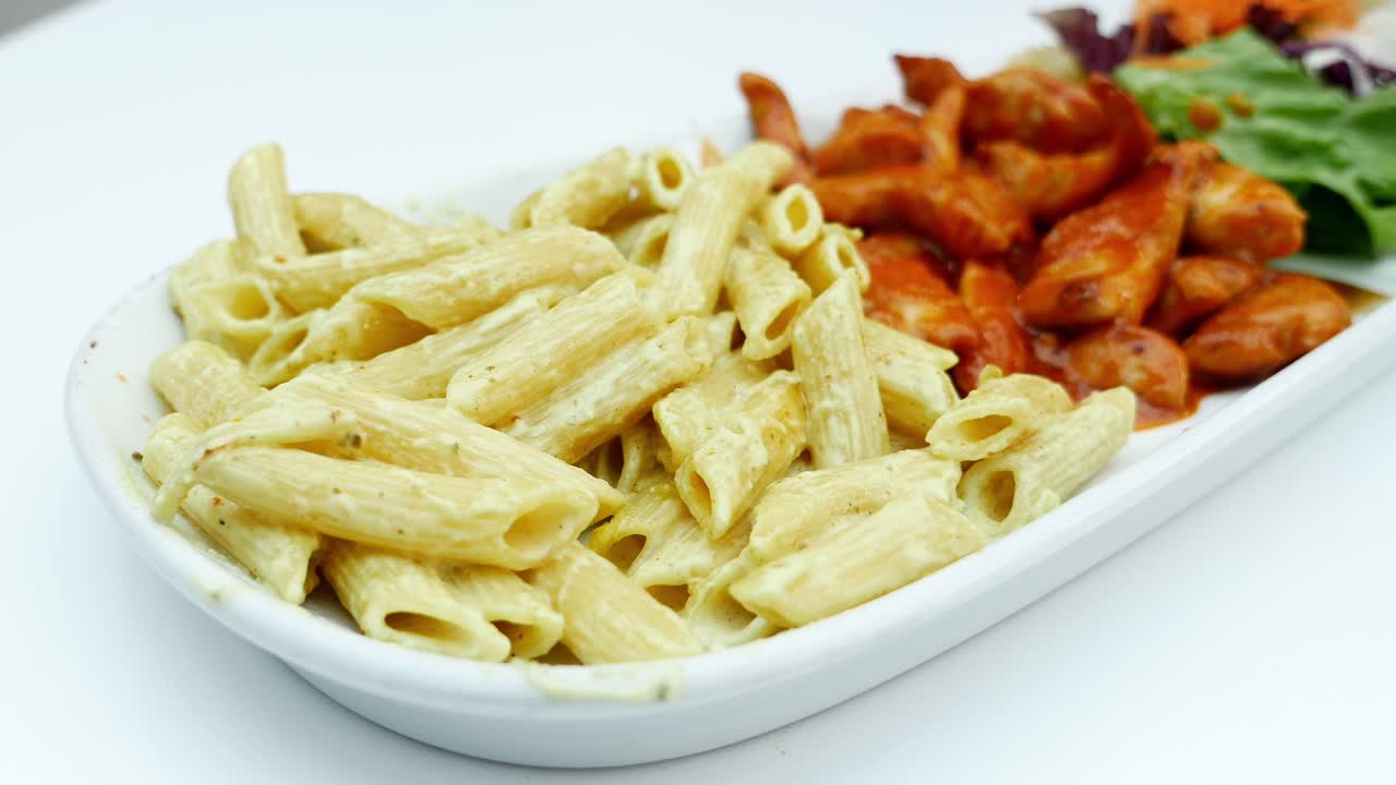 Pasta con pollo e insalata