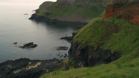 Inclinándose-Hacia-Arriba,-Revelando-Una-Vista-Impresionante-Del-Paisaje-Colorido-Y-Diverso-En-La-Costa-De-Irlanda-Del-Norte