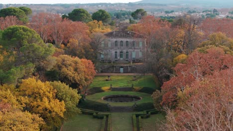 Autumn-at-Château-de-l'Engarran,-Lavérune,-France---aerial