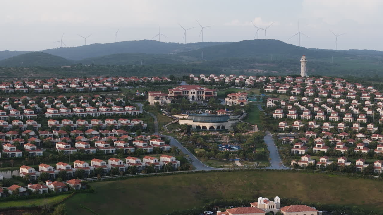 Mui Ne sahil tatil beldesi şehrinin üzerinde drone uçuşu, Centara Mirage Resort and Spa, Güneydoğu Asya Vietnam tatil seyahat destinasyonu, kum tepesi üzerinde güzel bir tatil köyü.