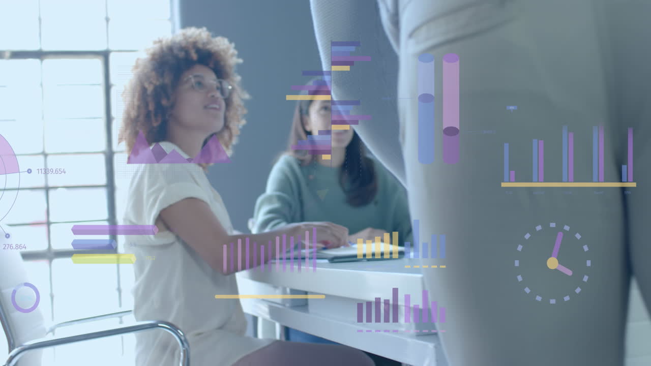 procesamiento de datos en la interfaz más felices colegas diversos hablando en una reunión de oficina casual