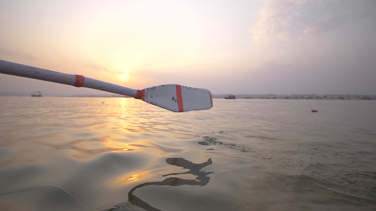 석양에 노를 젓는 배에 노