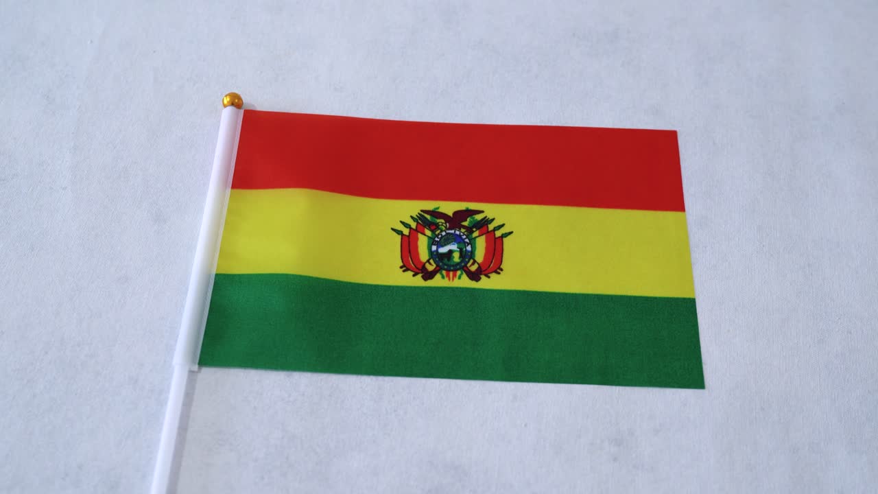Bandeira da Bolívia, país na América do Sul. Fundo branco