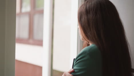 우울한 여성은 창문에 끌려가는 것을 발견합니다. 여성 기업 직원은 심각한 계약 파산 후 거부와 실패의 걱거림으로 심장이 아니다.