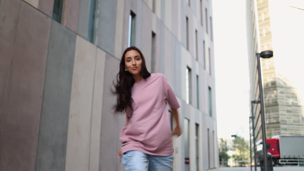 Giovane donna energica che esegue street dance in città.