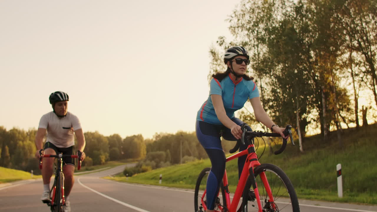 fotografía de seguimiento de un grupo de ciclistas en una carretera de campo. completamente liberado para uso comercial.