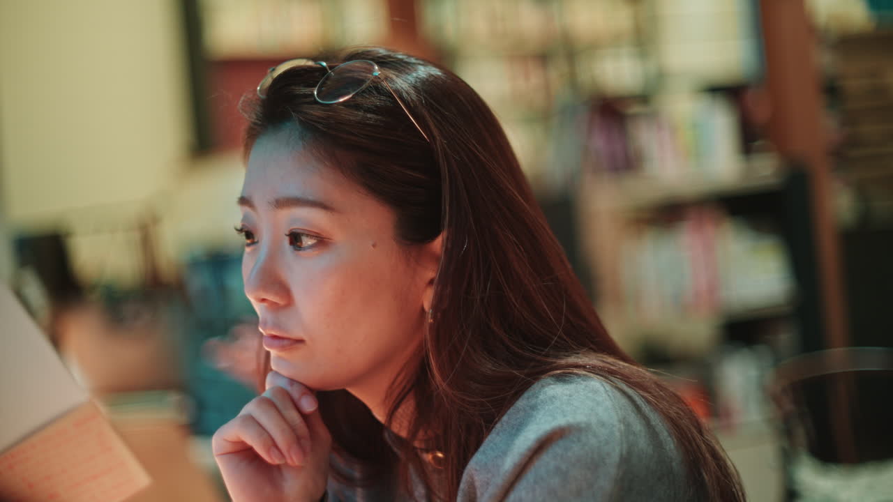 도서관에 있는 여자