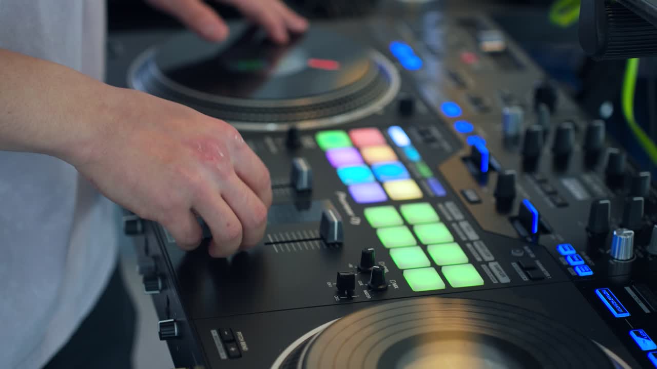 Talentuoso disc jockey che si esibisce in tecniche di scratching e mixa musica su console digitale.