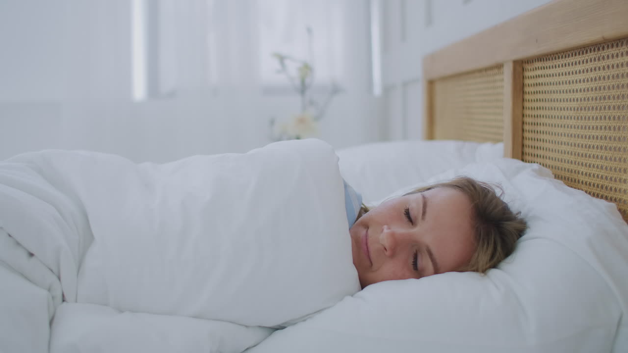 피곤한 소녀가 베개에 얼굴을 고 쓰러지며, 피곤한 여성이 침대에 쓰러지고, 여성이 침대에서 쓰러져 잠들게 된다.