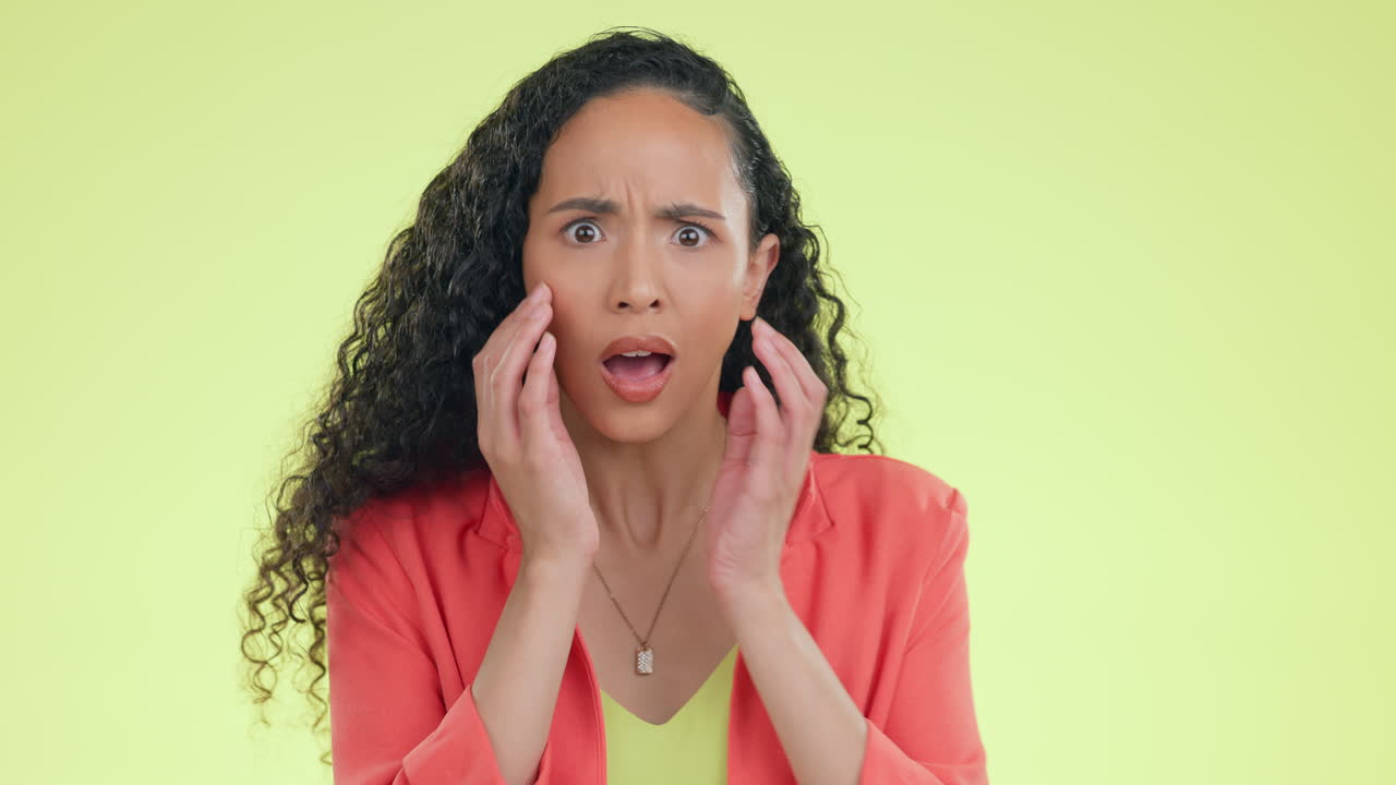 conmocionado, cara y mujer en el estudio con wow