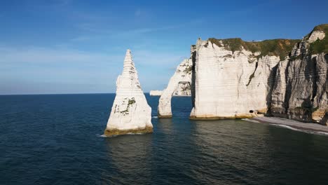 Grandes-Y-Hermosos-Acantilados-De-Tiza-En-La-Costa,-Roca-En-Forma-De-Arco,-Océano-Atlántico,-Drone,-Francia,-Etretat