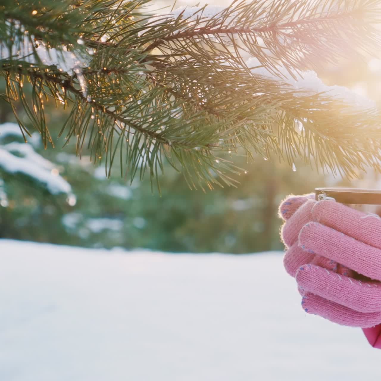 휴대 전화로 통화하는 젊은 여성