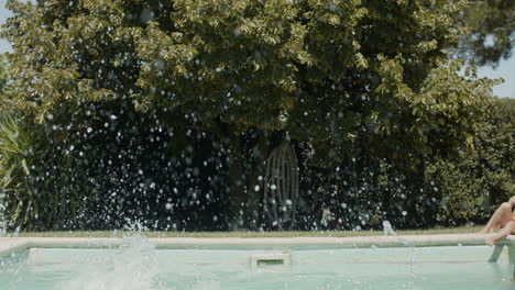 vista frontal de dos niños felices corriendo juntos a la piscina