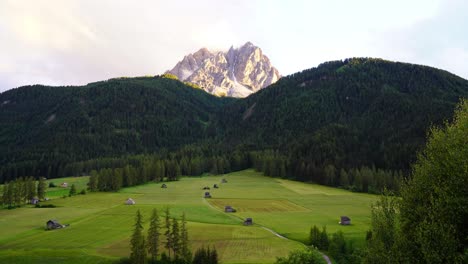 zeitverlauf eines wolkenbedeckten berges