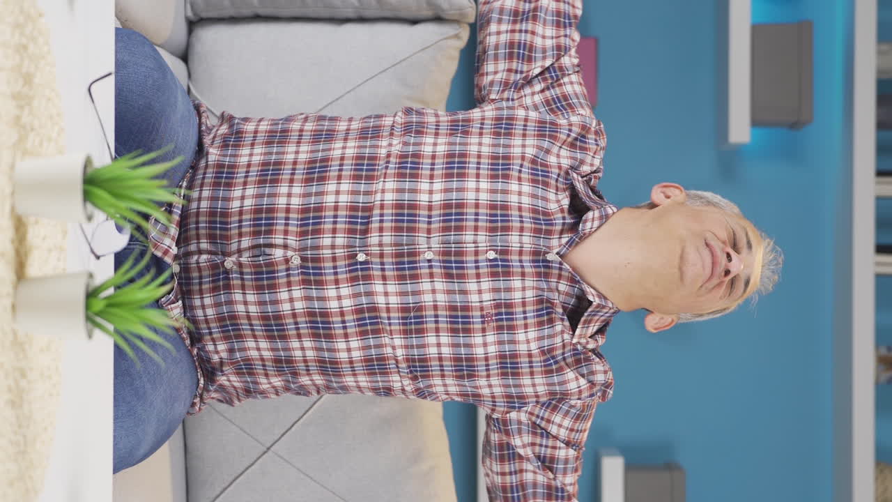 그 남자의 수직 영상은 기 ⁇ 하고 있습니다.