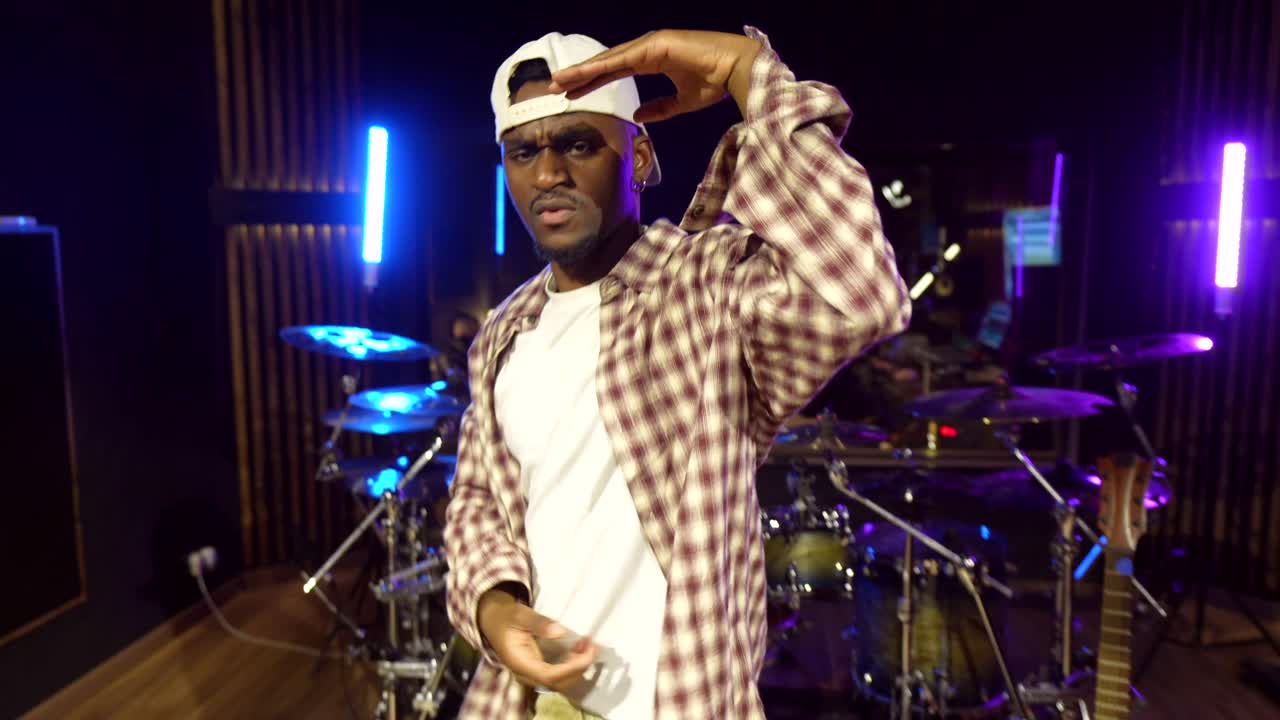 hombre tocando música en el escenario