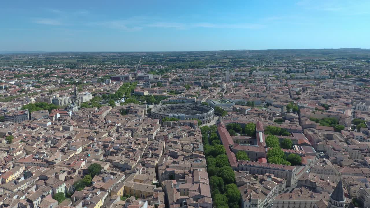 Ripresa aerea con drone che avanza su Nîmes verso il suo anfiteatro romano