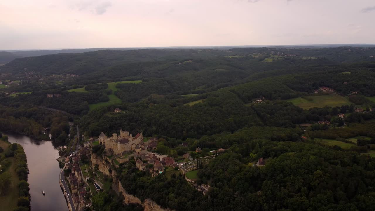 vista aérea del castillo medieval de piedra de beynac et-cazenac, pueblo ubicado en el departamento de dordogne en el suroeste de francia