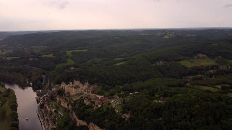 Aerial-view-of-medieval-stone-castle-of-beynac-et-cazenac,-village-located-in-the-Dordogne-department-in-southwestern-France