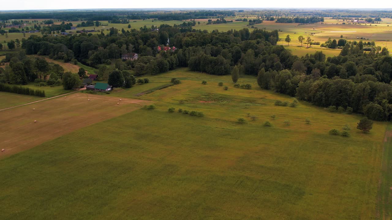 prados agrícolas con diversos cultivos de cereales