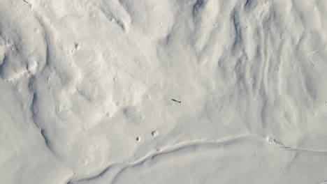 Un-Hombre-Soltero-Está-Caminando-En-Medio-De-Las-Nevadas-Montañas-Italianas-Con-Sus-Raquetas-De-Nieve