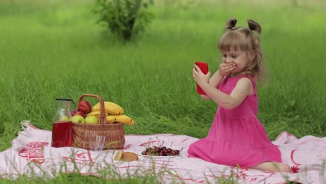 Fin-De-Semana-De-Picnic.-Chica-En-Pradera-De-Hierba-Juega-Juegos-En-Línea-En-El-Teléfono-Móvil.-Red-Social,-Chateando