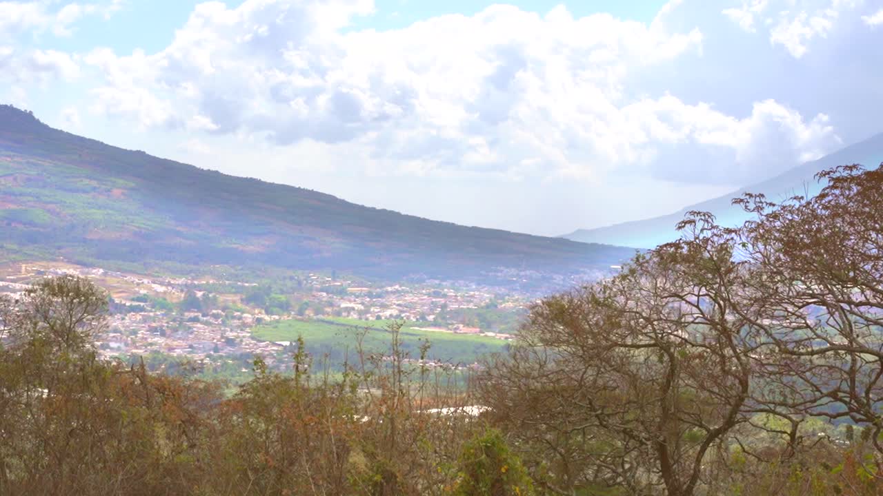 화산 슬로프와 나무가 있는 안티구아 과테말라 계곡