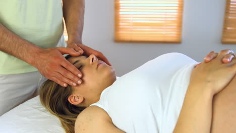 terapeuta realizando reiki en el paciente