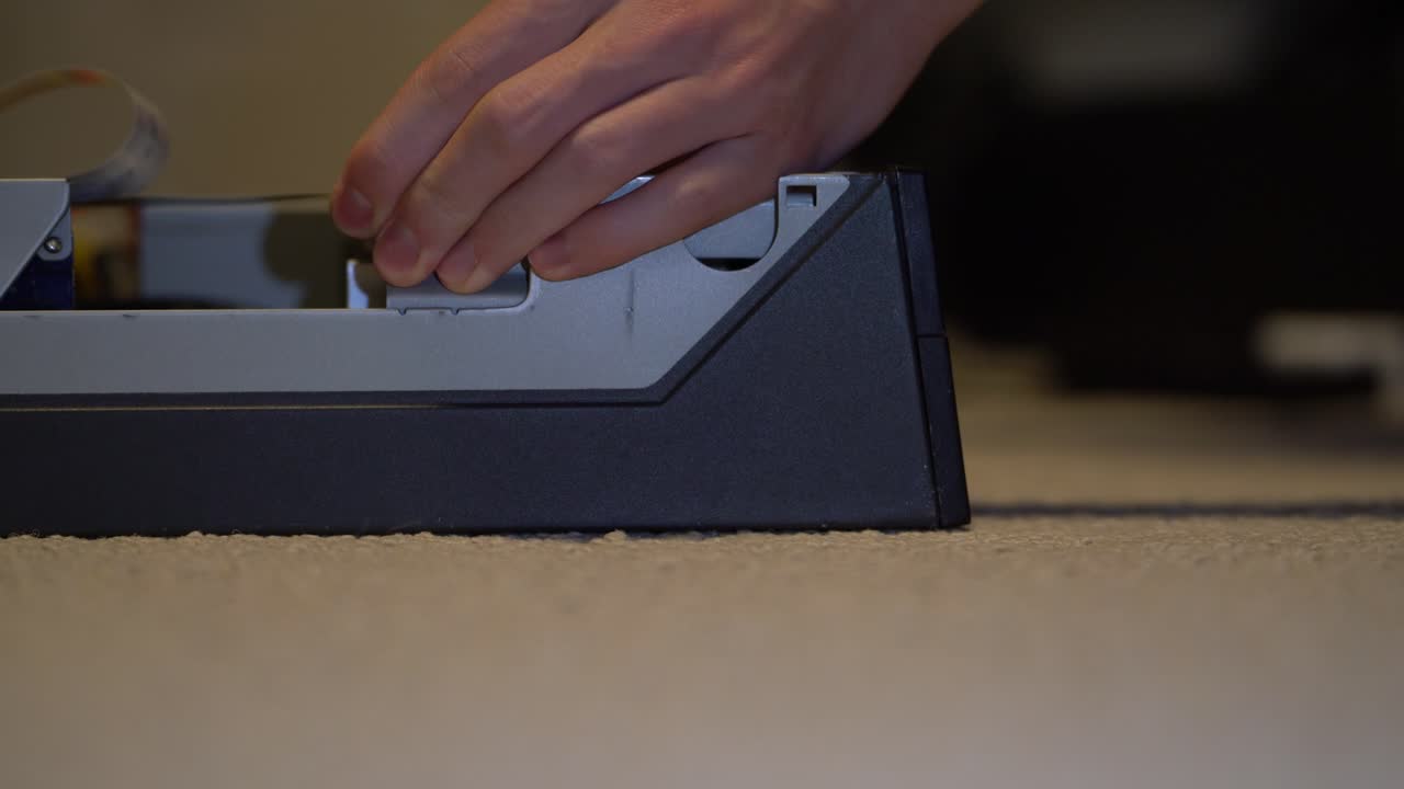 reparación en el hogar para computadora comercial con botón de fácil apertura - derecho a reparación