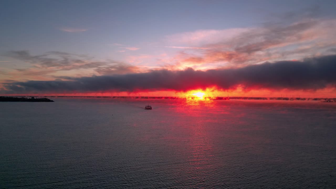 Scharlachrote Ruhe: Sonnenaufgang mit rotem Himmel am Ontariosee