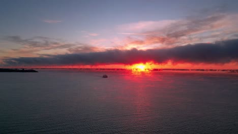 serenidad escarlata: amanecer en el cielo rojo en el lago ontario