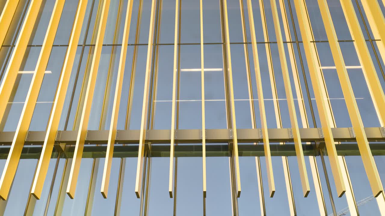 detalles arquitectónicos y patrones geométricos en rascacielos modernos