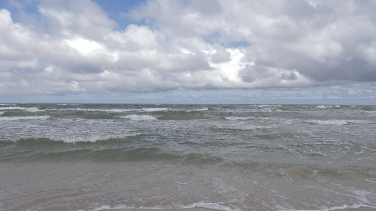 슬로우인스키 국립 공원, 폴란드에서 바다를 감상하는 여성의 아름다운 영화 샷