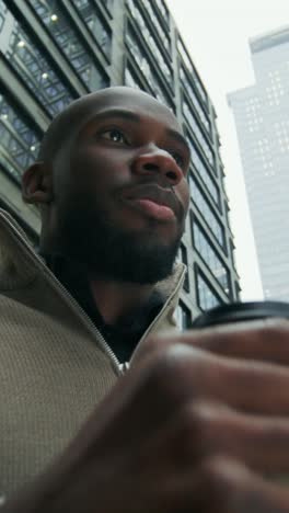 hombre bebiendo café en una ciudad