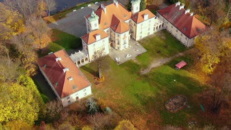 Luftaufnahme-Des-Wunderschönen-Palastes-In-Schweden