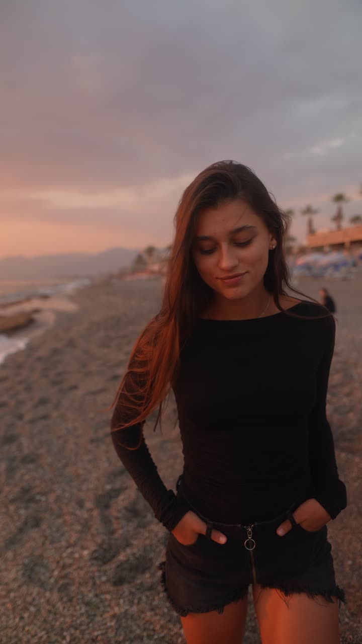 mujer en la playa al atardecer
