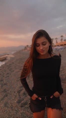 donna sulla spiaggia al tramonto