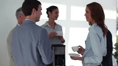 colegas bebiendo café juntos