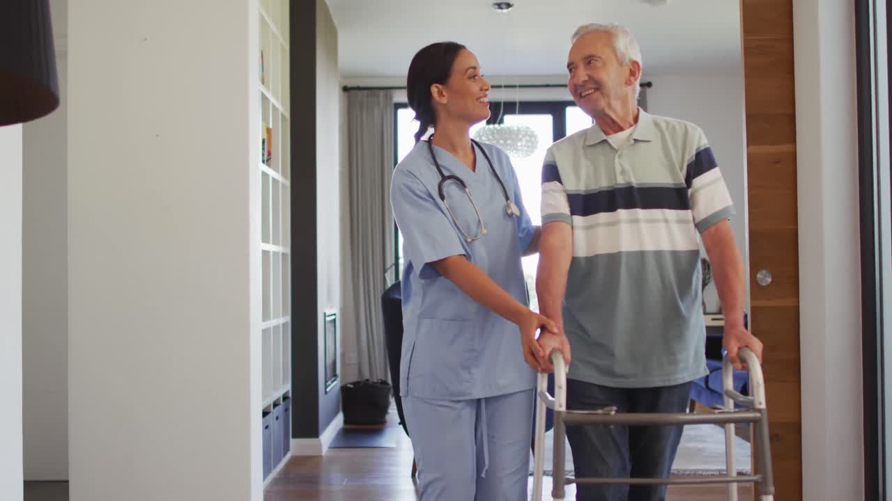 animación de una feliz médica biracial que cuida a un anciano caucásico