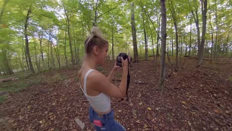 mujeres jóvenes disfrutando del otoño en un bosque 10