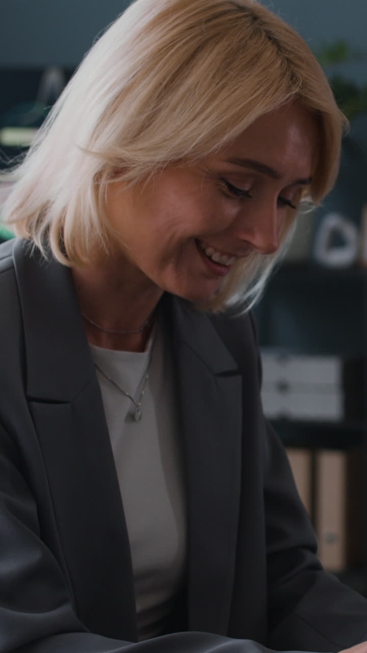 mujer de negocios en una reunión