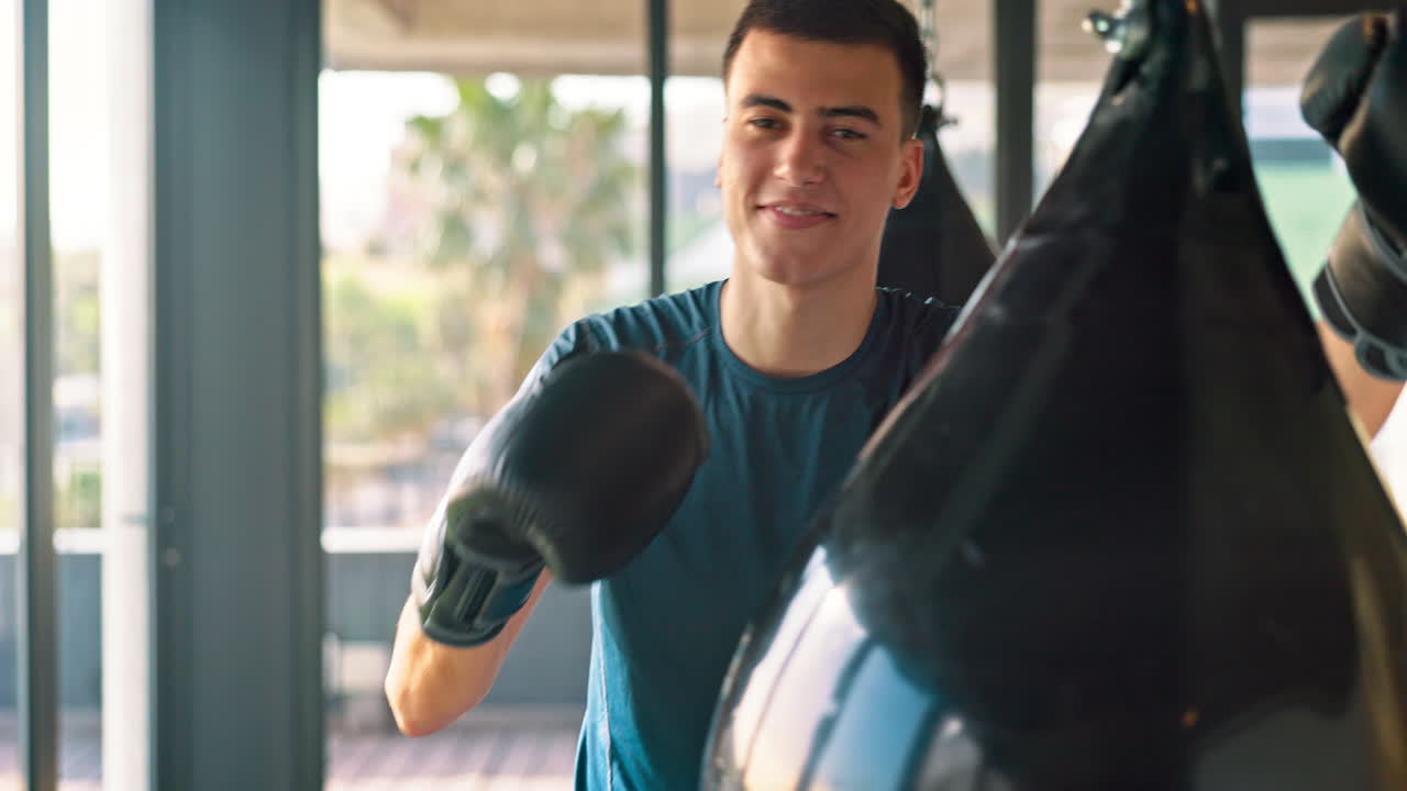fitness, boxeo y retrato de un hombre en el gimnasio