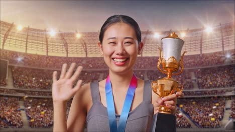 una mujer ganando un trofeo en un estadio.