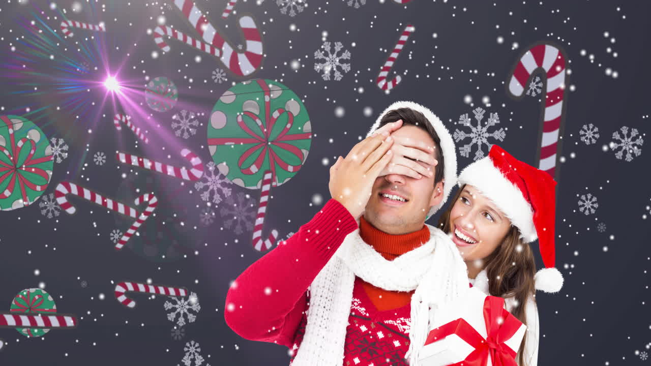 animación de una feliz pareja caucásica con sombreros de santa sobre las decoraciones de navidad