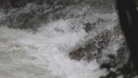 El-Agua-Que-Fluye-Hacia-Abajo-Hace-Burbujas-Enormes