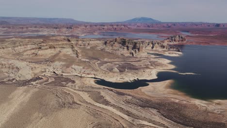 Un-Dron-De-Alto-Vuelo-Sobre-El-Lago-Mead,-Un-Enorme-Embalse-Formado-Por-La-Presa-Hoover-En-El-Río-Colorado,-Que-Se-Encuentra-En-La-Frontera-De-Arizona-Y-Nevada,-Justo-Al-Este-De-Las-Vegas.